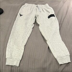 Under Armour Men’s Small grey sweatpants pre-owned